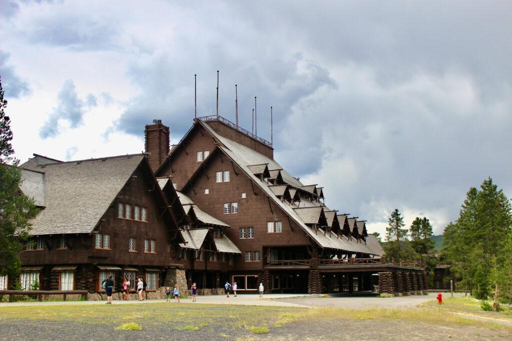 Side view of the Old Faithful Inn in Yellowstone