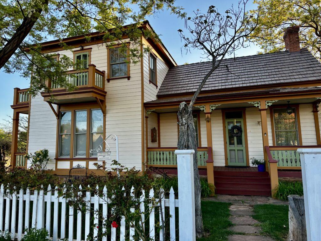 front view of Purple Sage Inn