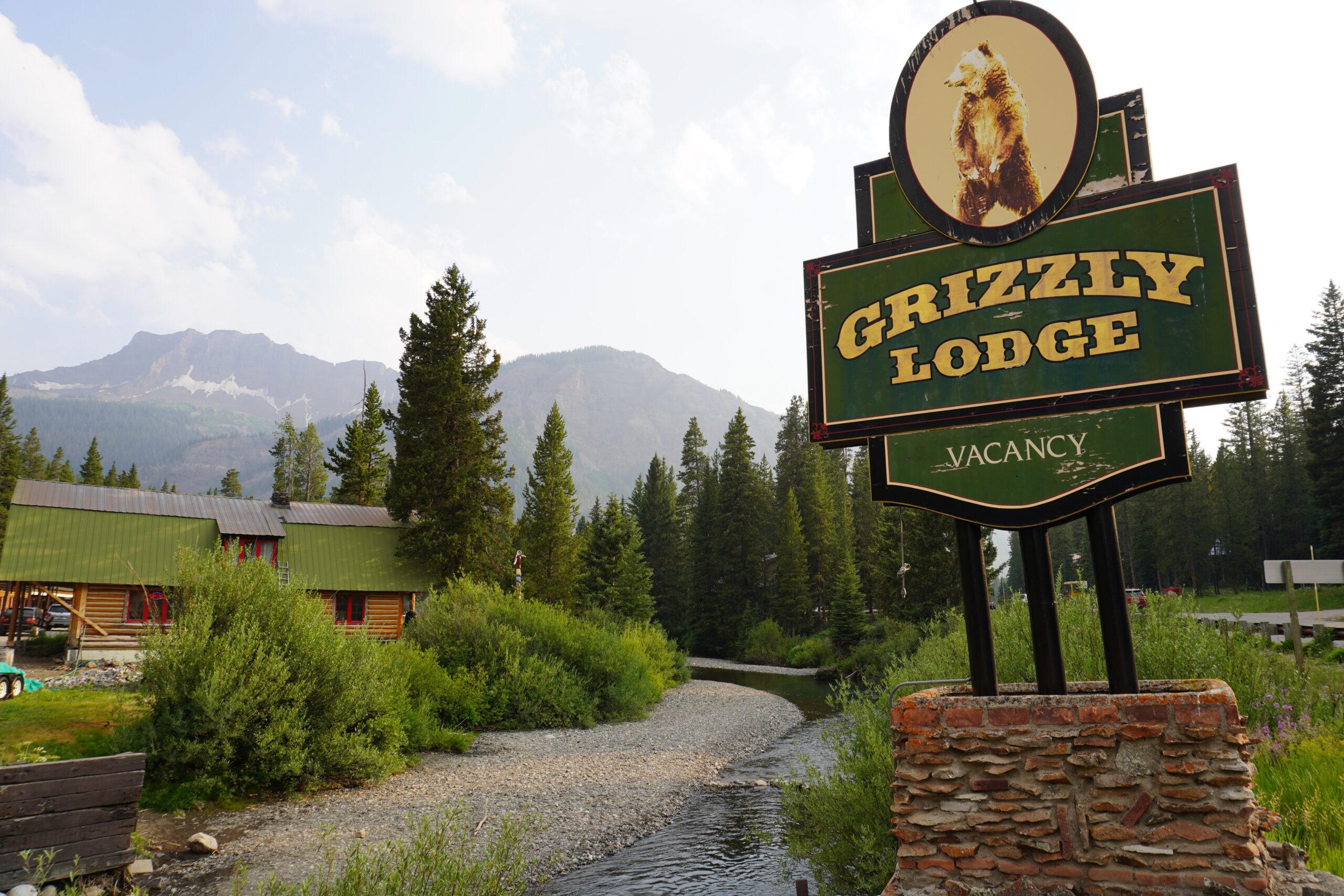 view of Grizzly Lodge sign