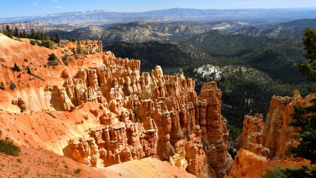 View of hoodoos at Ponderosa Point in Bryce canyon