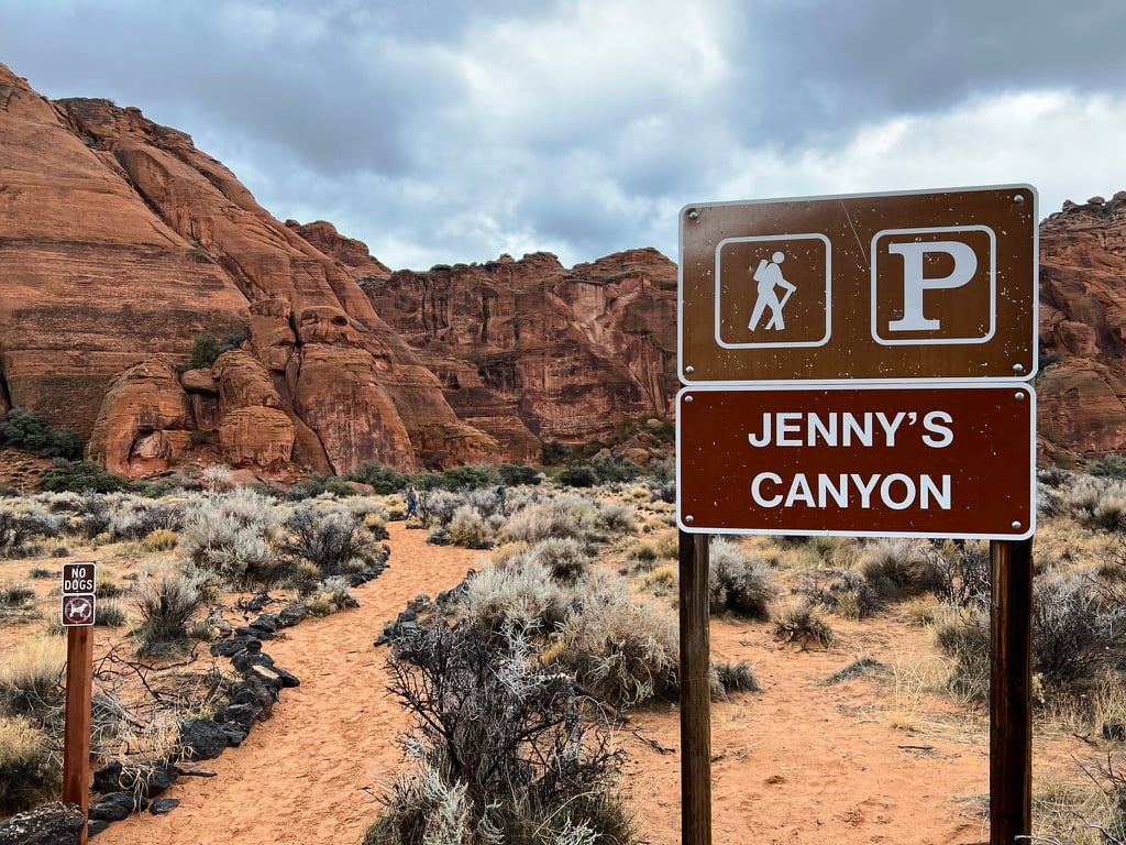 trailhead sign for Jenny's canyon