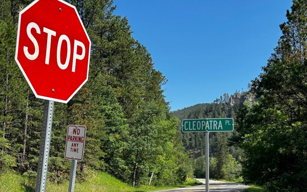 Cleopatra place sign towards Devil's bathtub trailhead