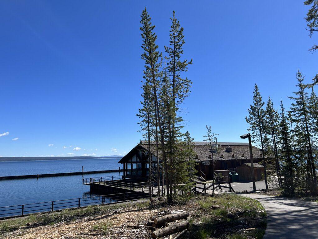 Restaurant on the edge of the lake