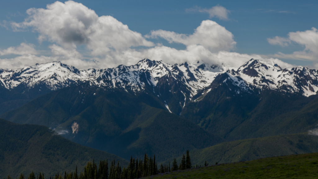 snow peaks on mountains 