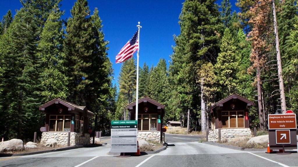 entrance booths and American Flag at the entrance to Yosemite