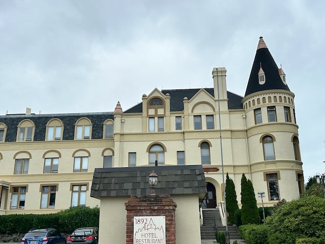 Manresa Castle Hotel