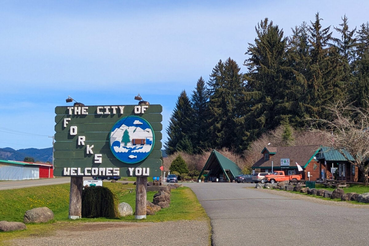 Forks Welcome Sign