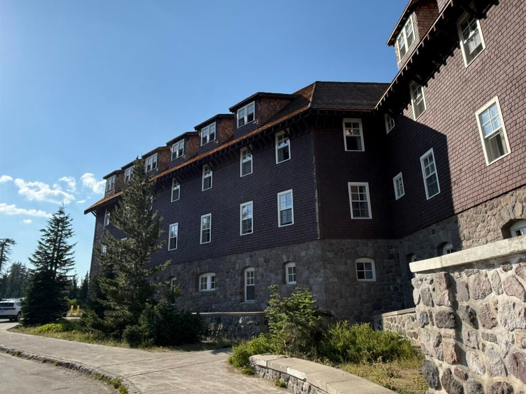 outside view of Crater Lake Lodge