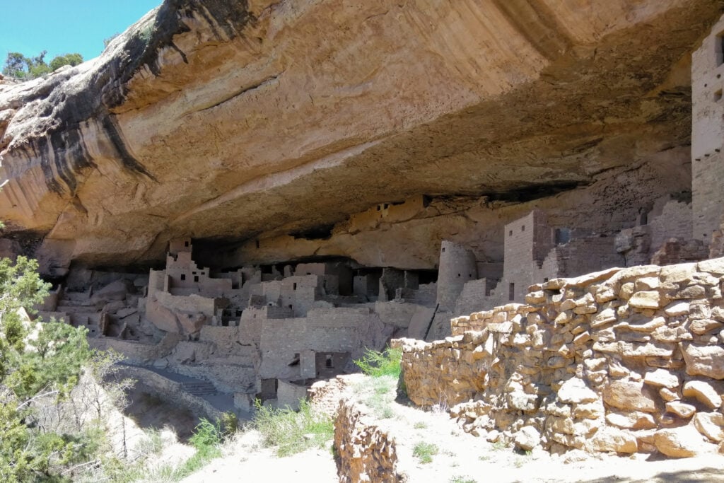 cliff dwelling 