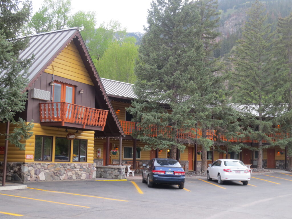 outside view of Box Canyon Lodge